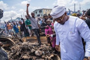 LP Lagos Presidential Candidate, Gbadebo Rhodes-Vivour Donates N15m to Support Victims Of Akere Spare Parts Market Fire in Ajegunle 